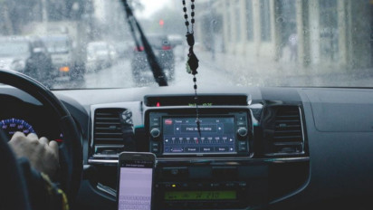 Musim Hujan Kaca Mobil Sering Berembun? Ini Penyebab dan 4 Cara Mengatasinya