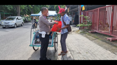Berbagi dengan Warga Kurang Mampu Satlantas Polres Sumbawa Bagi SembakoÂ 