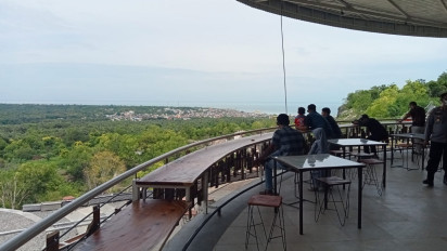 Sediakan Mobil Antik untuk Berswa Foto, Tebing Cafe Sajikan Suasana Alam Perbukitan Asri dan Hijau