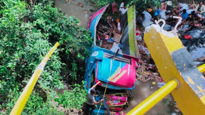 Truk Terjun ke Sungai Dua Penumpang Meninggal Dunia 