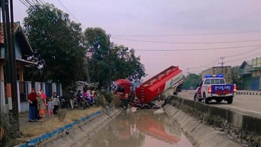 Tabrak Pembatas Jalan Pantura Kendal, Truk Tangki BBM Tercebur ke Sungai