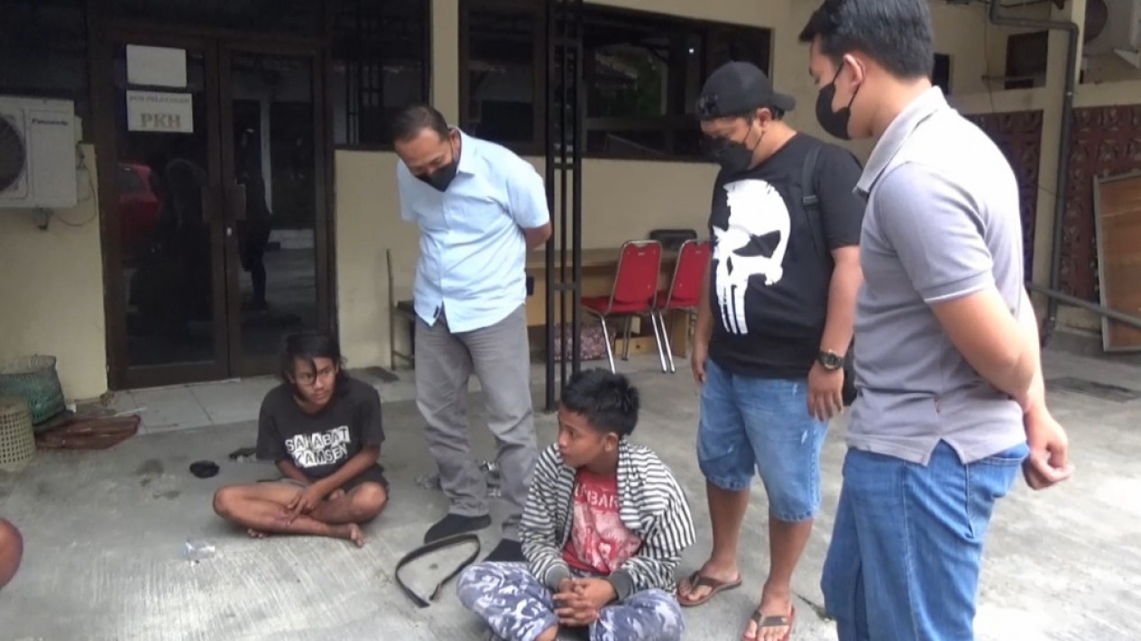 Tas Dirampas Anak Punk, Santri Tewas Terjatuh Dari Truk
            - galeri foto