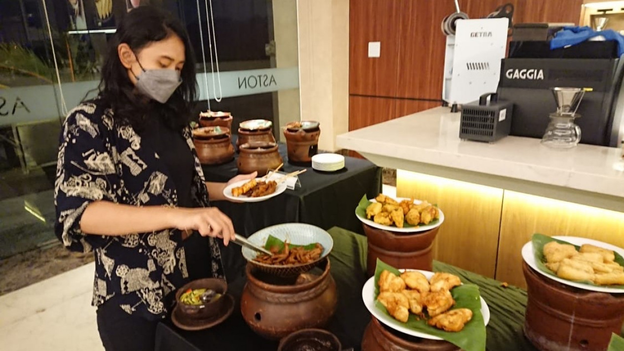 Sensasi Angkringan "Mbah Mbrot" Kuliner Rakyat Cita Rasa Hotel di Gresik
            - galeri foto