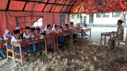 Pascagempa Pandeglang, Siswa Mts Mathla'ul Anwar Belajar Di Tenda Darurat