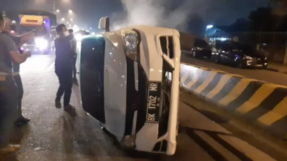 Nyetir Lagi Mabuk, Tabrak Beton Pembatas Jalan Fly Over, Mobil Fernando Terbalik
