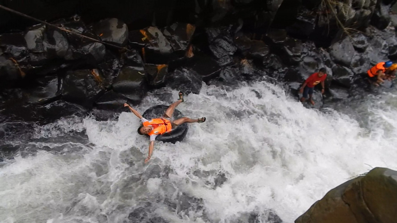 Memacu Adrenalin dengan Tubing Sungai Arus Deras di Genting Kendal
            - galeri foto