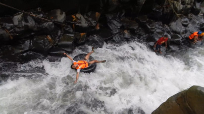 Memacu Adrenalin dengan Tubing Sungai Arus Deras di Genting Kendal