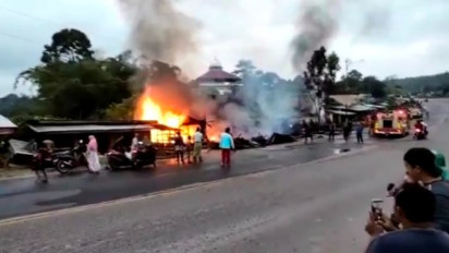 Diduga Rem Blong Mobil Pertamina Tabrak Kios dan Terbakar, 5 Orang Jadi Korban