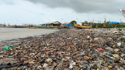 Bikin Miris, Hamparan Sampah Tengelamkan Pantai Dadap Indramayu