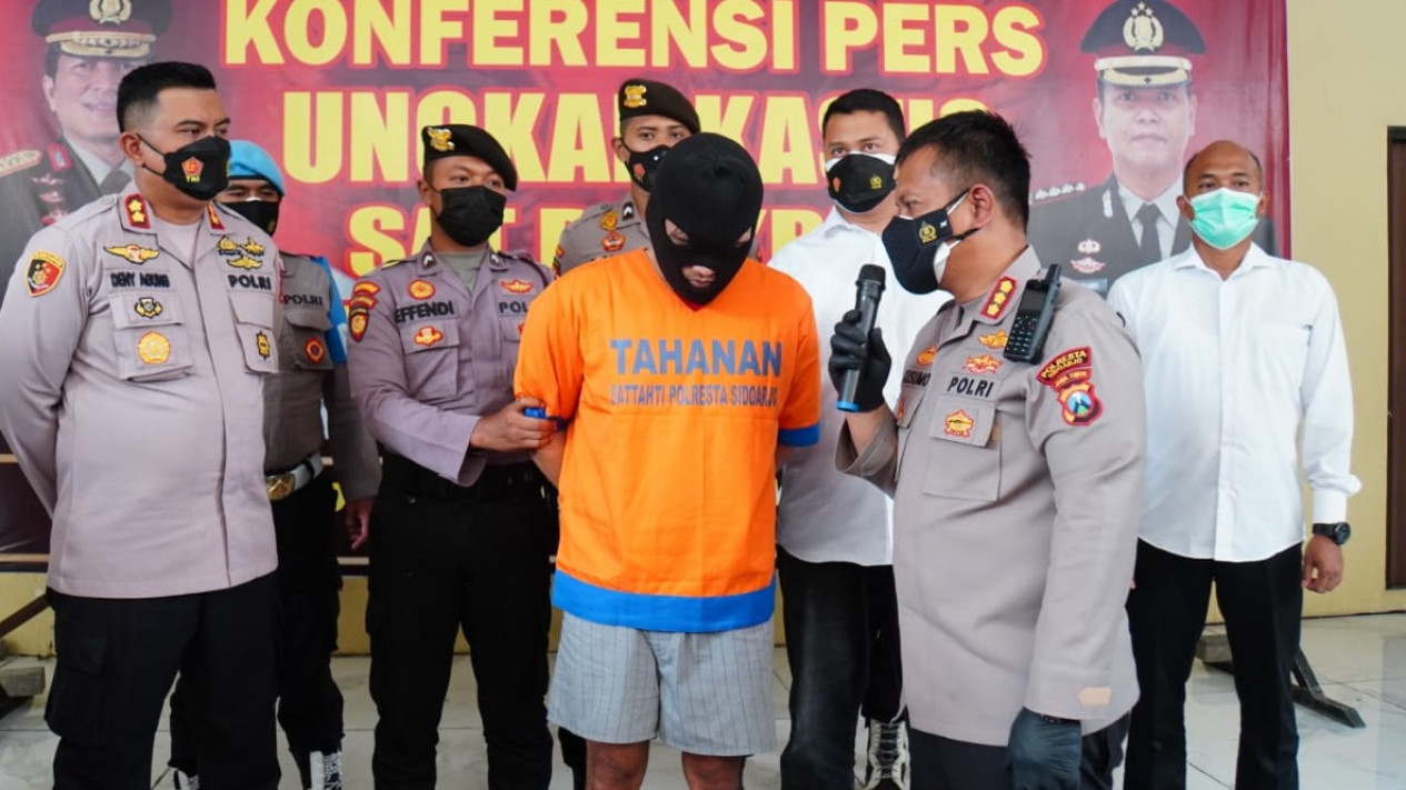 Tega! Seorang Bapak Cabuli Anak Tirinya yang Masih Berusia di Bawah Umur
            - galeri foto