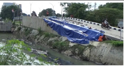 Jembatan Rp10 Miliar di Karawang Amblas, Padahal Baru Diresmikan oleh Bupati