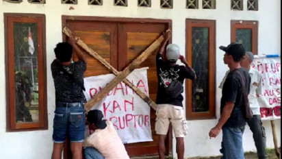 Dugaan Korupsi Dana Desa, Warga Kedungpoh Purworejo Segel Kantor Desa