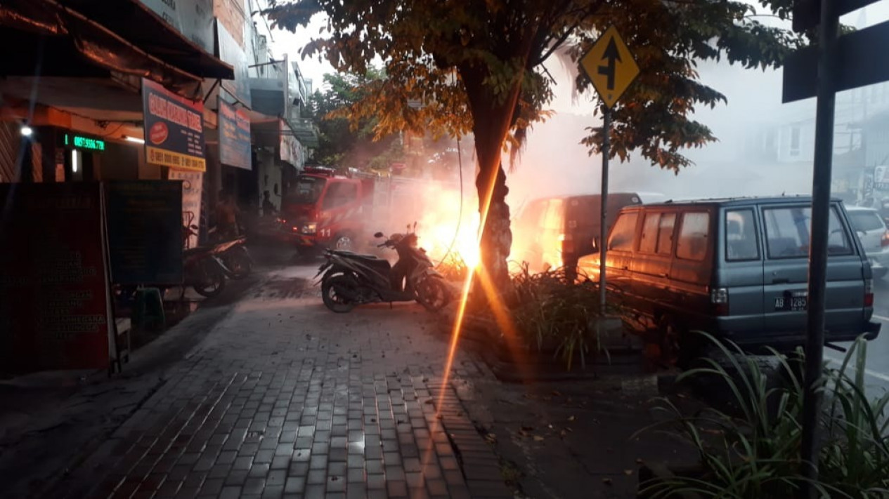 Kabel Jaringan Utama Listrik Putus, Satu Motor Terbakar
            - galeri foto