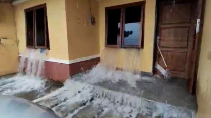 Dihantam Hujan Deras Tembok Kantor PT. Timah Jebol, Puluhan Rumah Terendam Banjir