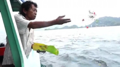 Keluarga Korban Lima Orang ABK KM Mila I Yang Hilang Kontak Lakukan Tabur Bunga di Laut