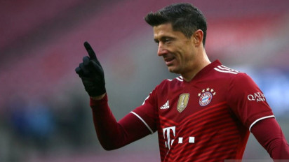 Penyerang Bayern Muenchen Robert Lewandowski Meraih Penghargaan Pemain Pria Terbaik FIFA 2021