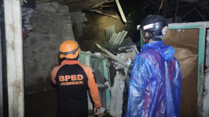 Hujan Deras, Tiga rumah di Desa Pace Kecamatan Silo Kabupaten Jember Hancur Terbawa Longsor