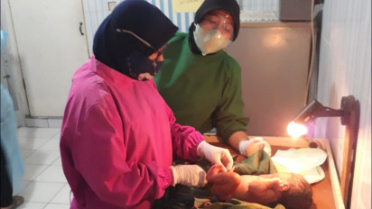 Diduga Dibuang, Bayi Laki-laki dalam Tas Kresek Ditemukan Bocah di Semampir Surabaya Saat Sedang Bermain