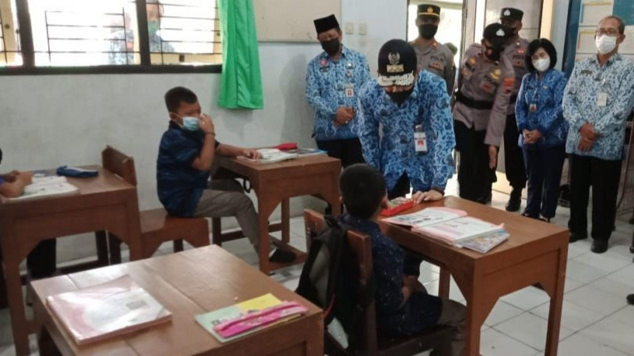 PTM Terbatas di Pati Dimulai, Pemkab Siap Tutup Sementara Sekolah Bila Ditemukan Kasus Covid-19
            - galeri foto