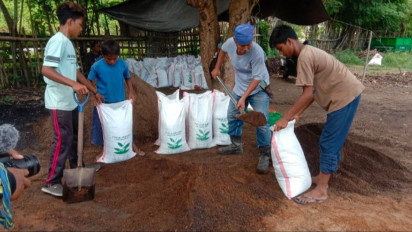 Mengolah Sampah Menjadi Kompos Pria di Sumbawa Barat Bantu Anak Putus Sekolah Dapat Pekerjaan