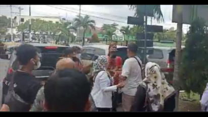 Mengaku Polisi, Pria Halangi Kerja Wartawan Tvone saat Mengambil Gambar Tersangka Dosen Cabul Mahasiswi