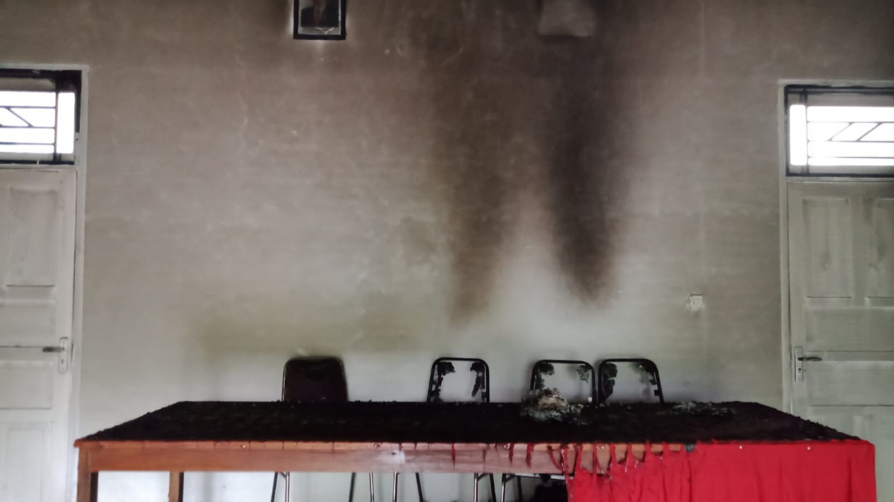 Kantor Desa Labuang Rano Dirusak OTK,  Pelaku Bakar Kursi Kantor dan Pecah Kaca Jendela
            - galeri foto