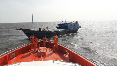 Kapal Basarnas Riau Selamatan KM Samson yang Terombang Ambing di Laut