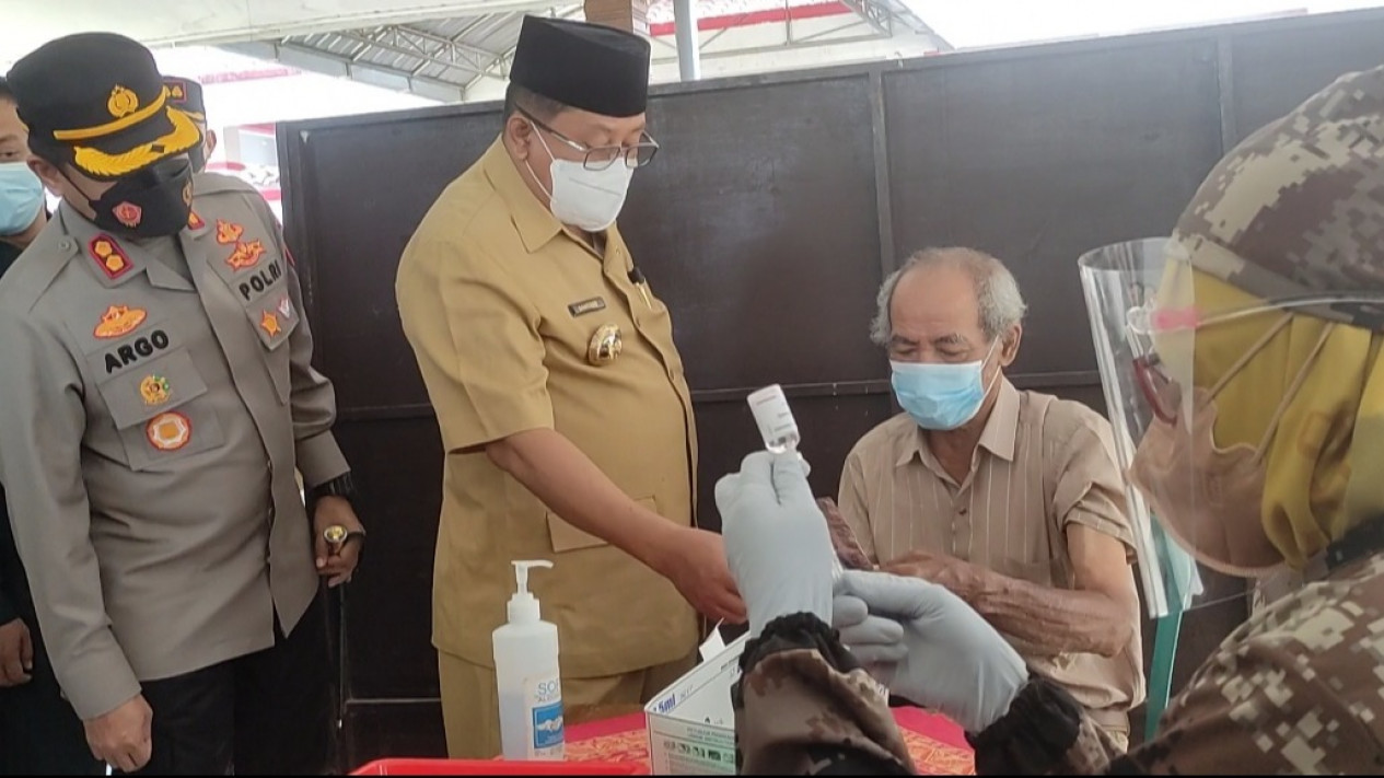 Tingkatkan Imun Masyarakat, Ratusan Lansia Ikuti Vaksin Dosis Ketiga
            - galeri foto