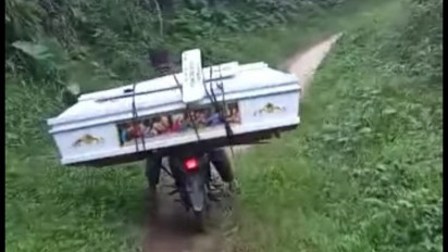 Viral! Bawa Peti Mati Naik Sepeda Motor Lewati Jalan Setapak, Warga Net: Mati Pun Susah !