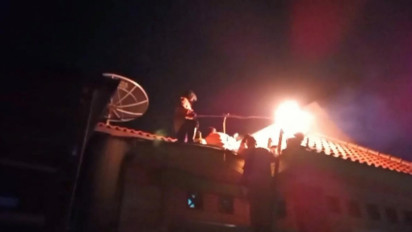 Kerap Menyengat Warga, Petugas Damkar Rembang Evakuasi Sarang Tawon Vespa