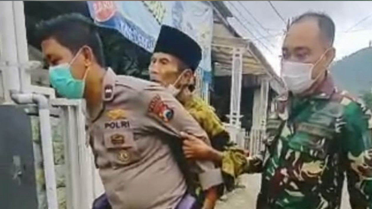 Takut Divaksin, Kakek di Kota Batu Digendong Petugas Menuju Tempat Vaksinasi
            - galeri foto