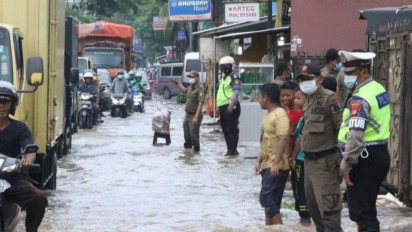 Banjir di Benda Tangerang Akibat Saluran Air di Jalan Tol JORR 2 Meluap