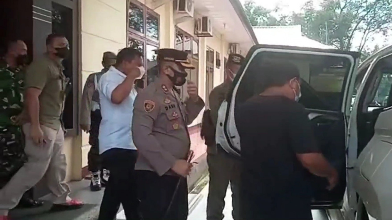 OTT KPK, Kapolda Sumut Bawa Bupati Langkat ke Polres Binjai
            - galeri foto