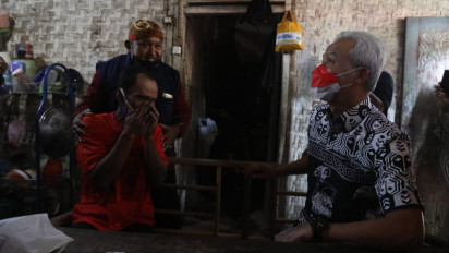 Rumahnya Didatangi Ganjar Pranowo, Warga Banjarnegara Ini Menangis Histeris