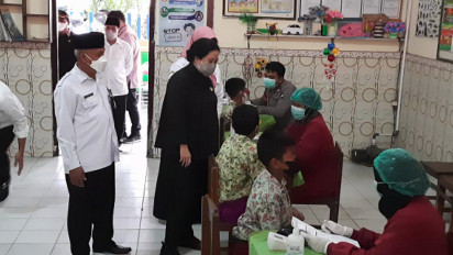 Tinjau Vaksinasi Anak di Boyolali, Puan Maharani Bagikan Buku dan Kaos