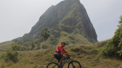 Serunya Gowes di Pulau Nuca Molas bak Bersepeda di Atas Lukisan Alam yang Sangat Indah