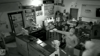 Bak Film "Mission Impossible", Kawanan Maling Gasak Isi Counter HP Tanpa Ketahuan Penjaga