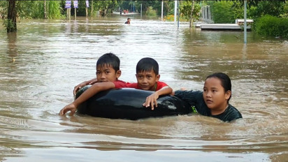 Debit Air Sungai Jeroan Meluap, Banjir Setinggi Pinggang Orang Dewasa Genangi Pemukiman Warga