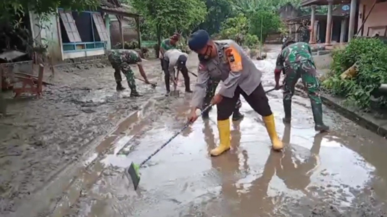Banjir Surut, Warga Dibantu TNI/Polri Buka Akses Jalan yang Tertutup Lumpur Tebal
            - galeri foto