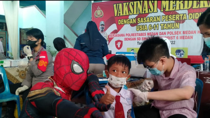 Targetkan 580 Siswa Divaksin, Polsek Helvetia Hadirkan Spiderman dan Robot Transformers