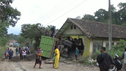 Truk Pengangkut Pasir Seruduk Bangunan Sekolah di Sumedang