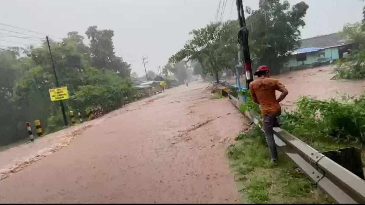 Hujan Deras Terus Mengguyur, Jalur Pantura Banyuwangi-Situbondo Terendam Banjir
            - galeri foto