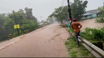 Hujan Deras Terus Mengguyur, Jalur Pantura Banyuwangi-Situbondo Terendam Banjir