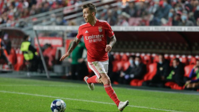 Barcelona Pertimbangkan Boyong Alex Grimaldo dari Benfica