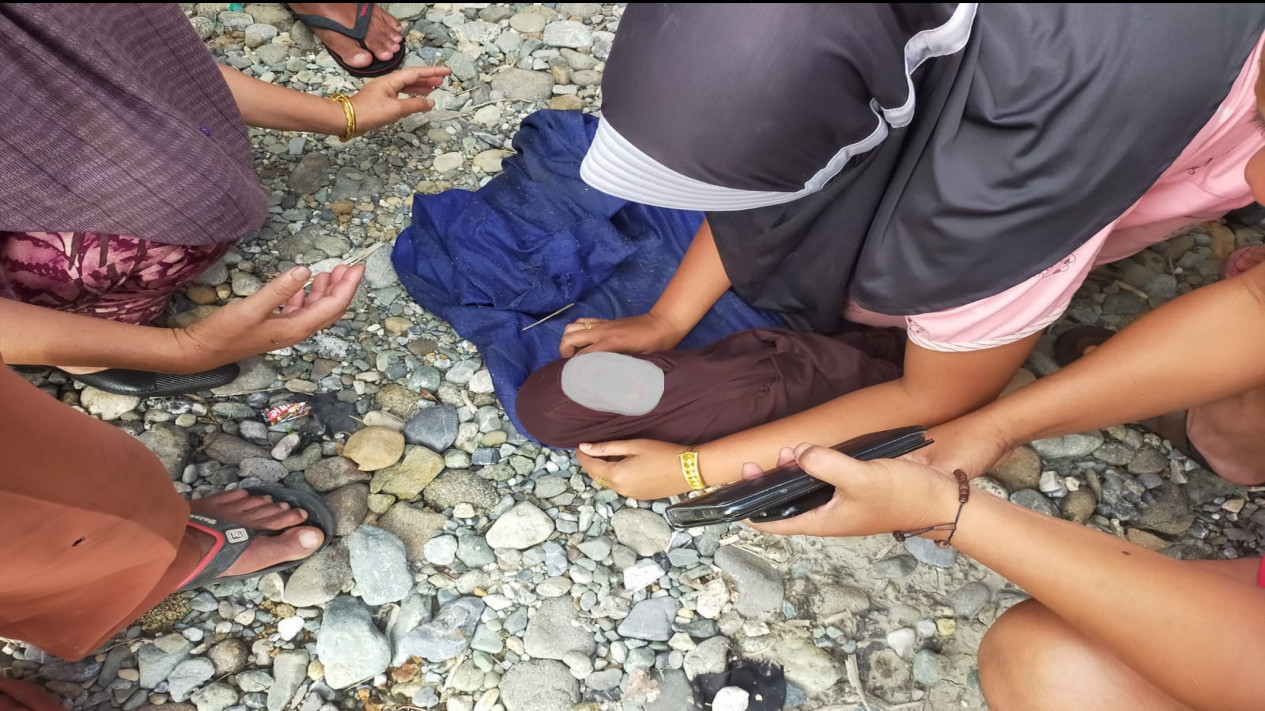 Tega...! Warga Temukan Mayat Bayi Laki-Laki di Sungai Batang Merao Jambi Diduga Dibuang Oleh Kedua Orangtuanya
            - galeri foto