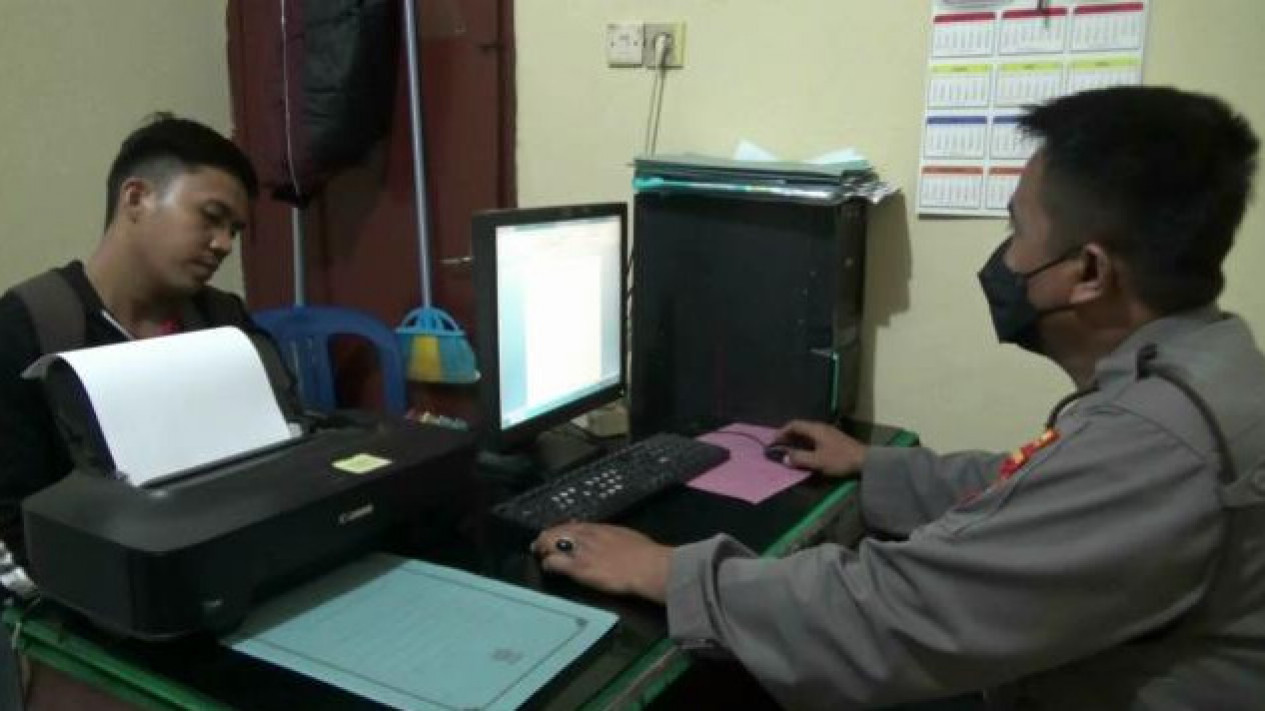 Nekat Buat Laporan Palsu, Polisi Tangkap Seorang Pria di Lampung Diduga Gelapkan Uang Kantor untuk Judi Online
            - galeri foto