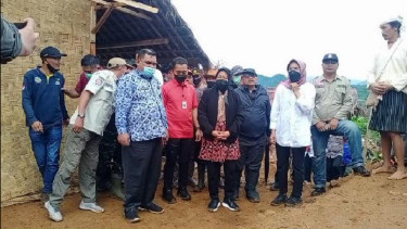 Mensos Tri Rismaharini Kunjungi Perkambungan Adat Baduy yang Terbakar di Leuwidamar Kabupaten Lebak Banten