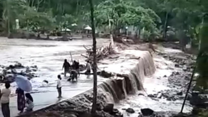 Banjir Lumpur Terjang Lokasi Wisata Gunung Pasang Boma Jember, Jembatan Terbawa Arus