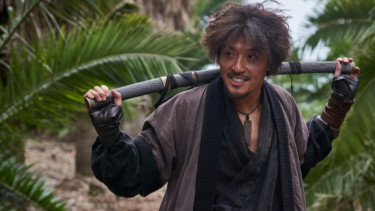 Rela Keriting Rambut, Aktor Korea Kang Ha-neul Jadi Bajak Laut di Film Laga