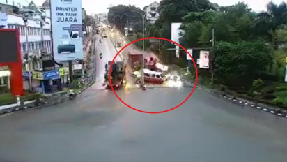 BREAKING NEWS: Truk Kontainer yang Remnya Blong Tabrak Puluhan Kendaraan di TL Rapak Balikpapan Kaltim, 5 Orang Tewas